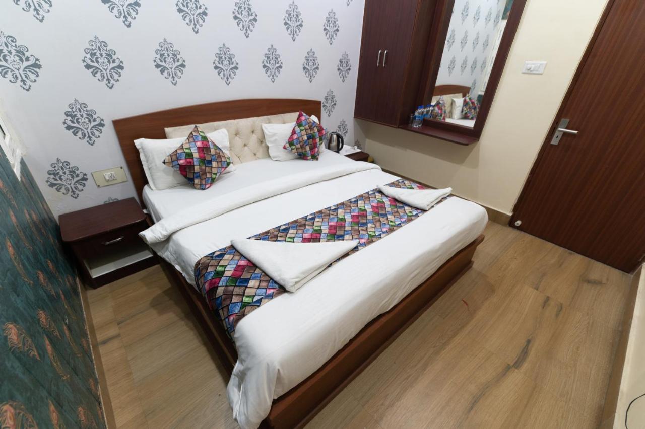 The Century Plaza Hotel Váránaszi Kültér fotó