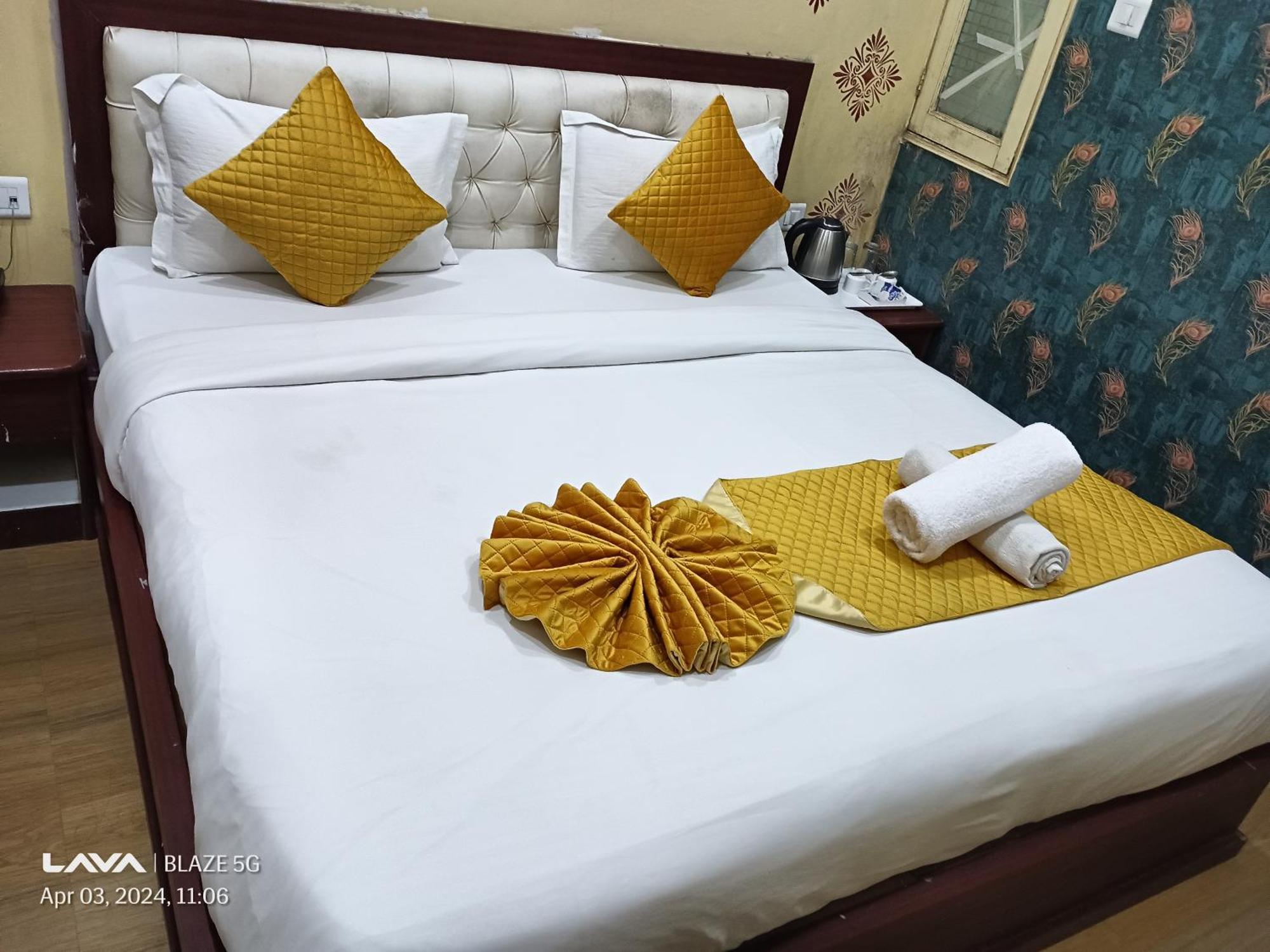 The Century Plaza Hotel Váránaszi Kültér fotó